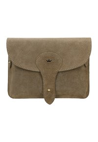 Kleine lichtbruine suède clutch met klep en riemsluiting, beveiligd door een gouden knoop, met een klein zwart-goud logo.