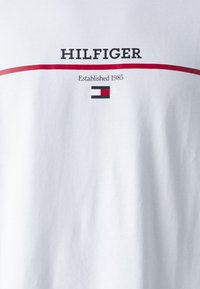 Tommy Hilfiger STRIPE TEE - T-shirt con stampa - white
