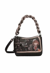 Bolso de mano negro con una correa trenzada, que presenta gráficos parisinos, incluyendo la Torre Eiffel y una chica. Hecho de material sintético texturizado.