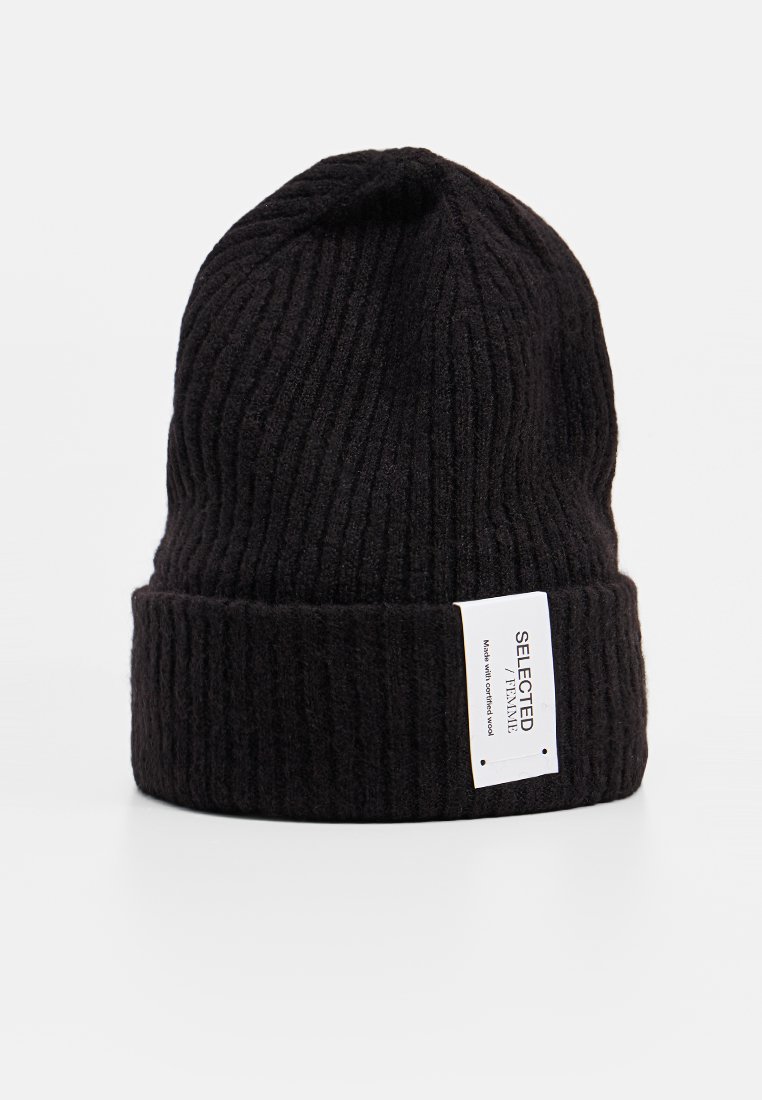 Zwarte geribbelde gebreide beanie van wol; beschikt over een omgeslagen rand en een label aan de zijkant met de merknaam en verzorgingsinstructies.