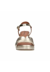 Metalen gouden sandaal met hak, een open teenontwerp, enkelbandje en een gevoerde voetbed. Beschikt over een gladde afwerking en een lichte platform.