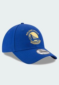 Gorra de béisbol azul con un logo bordado de "Golden State Warriors" en amarillo, con una corona estructurada y un visera curva.