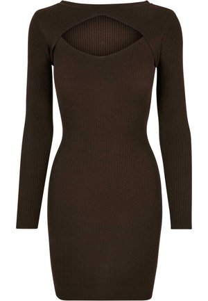 Robe côtelée à manches longues en marron foncé avec une silhouette ajustée et un détail découpé au dos, présentant un col arrondi.