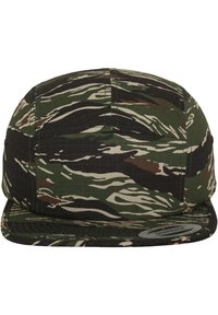 Camouflage-mønstrets kasket med flad skygge, fremstillet af tekstureret stof i grønne, brune og sorte nuancer. Mærkepatch på forsiden.
