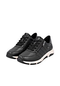 Schwarze Leder-Sneaker mit Schnürsenkeln und einem seitlichen Reißverschluss. Sie verfügen über eine weiße Sohle, strukturierte Akzente und ein Logo auf der Zunge und der Seite.