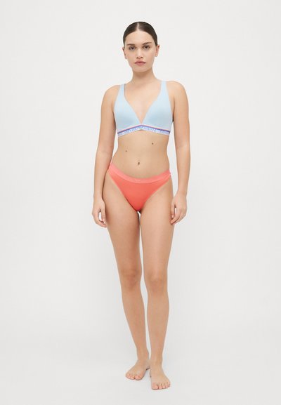 Világoskék bikini felső mély V kivágással és márkás elasztikus pánttal; korall színű, magas derekú bikini alsóval párosítva.