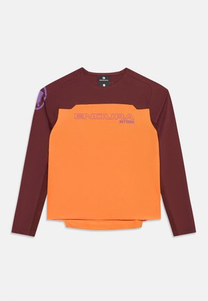 Fietsjersey met lange mouwen, met een oranje voorkant en bordeauxrode mouwen, "ENDURA MT500" tekst op de borst en een logo op de linker mouw.
