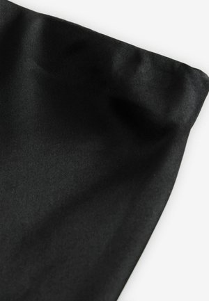 Tessuto nero con una superficie liscia, presenta una leggera lucentezza. Il materiale appare leggero e ha una superficie leggermente stropicciata.