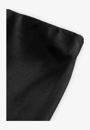 Tissu noir avec une texture lisse, présentant un éclat subtil. Le matériau semble léger et a une surface légèrement froissée.