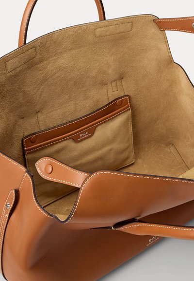 Hellbraune Ledertasche mit Veloursleder-Innenfutter, einem Riemen mit Druckknopfverschluss und einer Innentasche mit der Aufschrift Polo von Ralph Lauren.