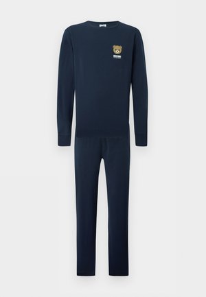 Set tamnoplave dugih rukava majice i hlača s malim logom medvjedića i natpisom "Moschino Underwear" na prsima.