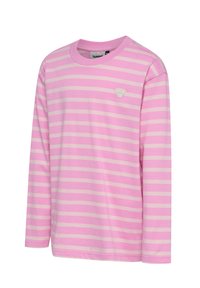 Långärmad skjorta i ljusrosa med vita horisontella ränder, med rund hals och en liten broderad logo på bröstet.