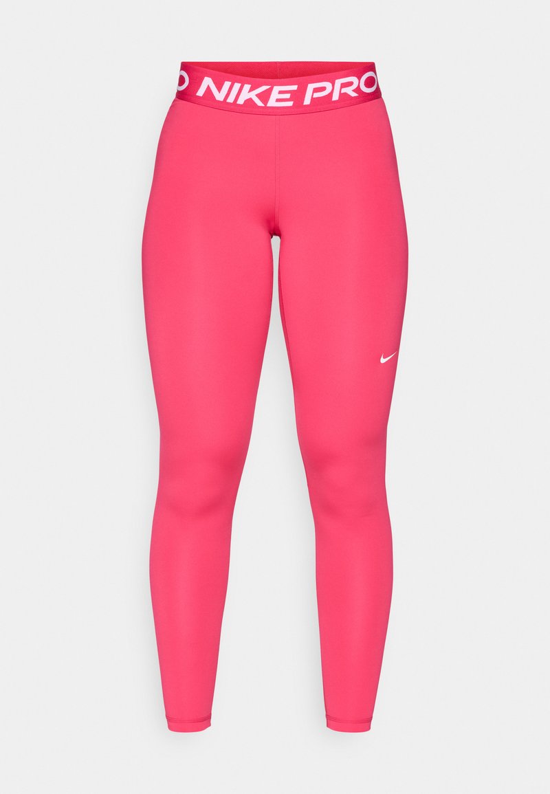 Leggings Nike Pro rose avec une large ceinture élastique ornée du texte blanc "NIKE PRO" et d'un petit logo blanc sur la cuisse gauche.