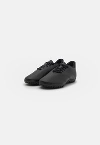 Scarpe da ginnastica nere con un design elegante, sovrapposizione testurizzata, chiusura con lacci e suola gommata con tacchetti per migliorare la trazione.