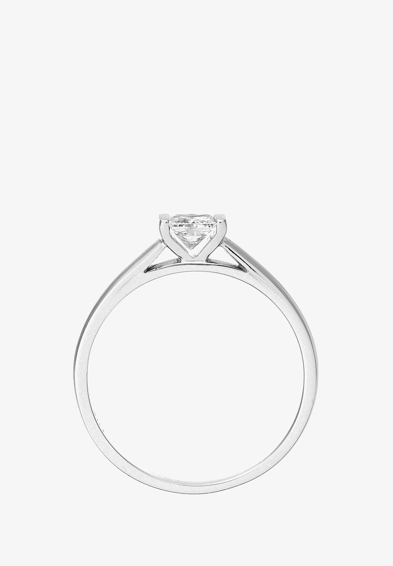 Srebrni prsten s dijamantom u obliku srca, sa poliranim trakama i V-oblikovanim iglama koje drže kamen u središtu.