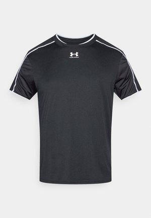 Μαύρο αθλητικό t-shirt με κοντά μανίκια, κατασκευασμένο από απαλό ύφασμα. Διαθέτει λευκές λεπτομέρειες στους ώμους και χαρακτηριστικό λογότυπο στο στήθος.