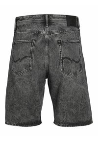 Musta pesemällä kulahtaneet farkkushortsit, joissa on kaksi takataskua ja musta tuotemerkki-tarra vyötäröllä, näkyy takaa.