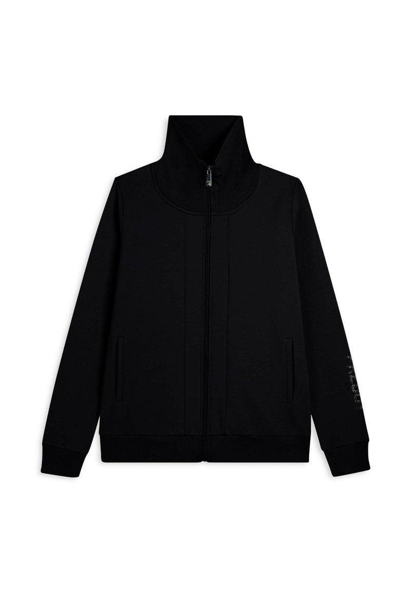 Chaqueta negra con cremallera y cuello alto, bolsillos laterales, puños acanalados y una textura suave. Presenta un discreto detalle del logo en la manga.