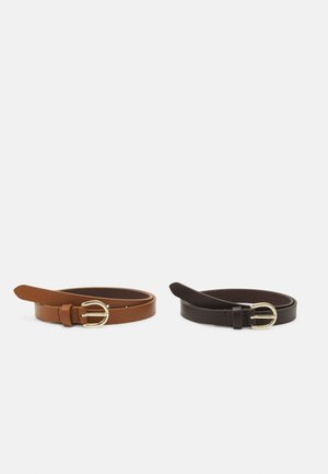 Deux ceintures en cuir : l'une brune avec une boucle dorée, et l'autre noire avec une boucle dorée. Les deux ont une texture lisse et des extrémités arrondies.