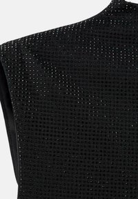 Črna obleka z teksturirano površino, ki vsebuje majhne, sijoče pikice. Gladki robovi in minimalističen dizajn. Brez vidnih dodatkov ali okrasnih elementov.