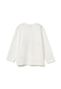 Langärmliges weißes Baumwollhemd mit rundem Halsausschnitt, schlichtem Design und glatter Textur; keine sichtbaren Muster oder Akzente.