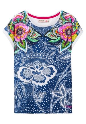 Niebieska koszula z krótkim rękawem zdobiona białymi wzorami paisley i kwiatowymi, z akcentem dużych jaskrawych różowych i zielonych kwiatów w pobliżu ramion.