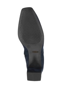 Semelle en daim marine de chaussure à talons hauts, dotée d'une semelle en caoutchouc noir texturé, d'un talon carré et d'une étiquette de taille 37.