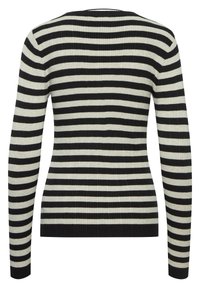 Stribet sweater i sort og hvid med lange ærmer, ribbet tekstur og rund halsudskæring. Striberne skifter lige i bredde.
