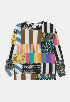 Mehrfarbiges Langarmshirt mit auffälligem Text und geometrischen Mustern, aus einem weichen Stoff gefertigt, mit lockerer Passform und Rundhalsausschnitt.