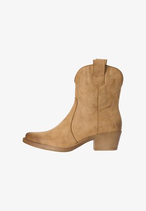 Tan suède westernlaars tot halverwege de kuit met lage gestapelde hak en decoratief gestikt vlammenpatroon op de schacht.