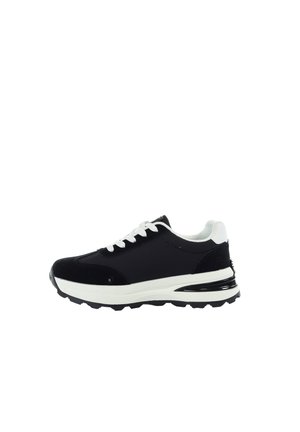 Czarno-biały sneaker z białymi sznurowadłami, wyściełanym kołnierzem i grubą, solidną podeszwą, pokazany z profilu na białym tle.