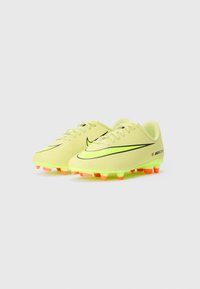 Neoonkollased Nike Mercurial jalgpalliketsid oranžide naeltega ja musta swoosh-logo'ga valgel taustal.