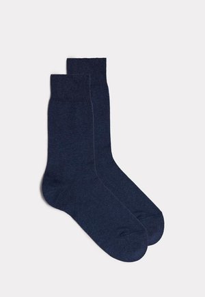 Marineblaue Baumwollsocken mit glatter Textur, mittellange Länge bis zur Wade und geripptem Bündchen. Besitzt ein nahtloses Zehendesign für zusätzlichen Komfort.