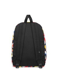 Mochila con un exterior colorido y estampado con varios diseños, complementada por correas negras y una superficie texturada.