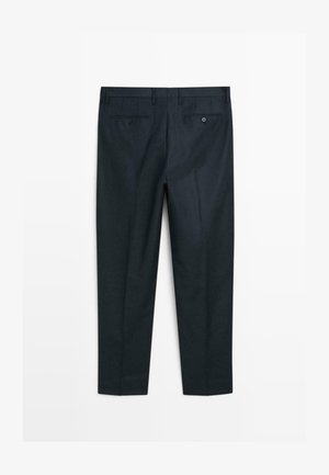 Marineblå dressbukser med skræddersyet pasform, der har to baglommer, bæltestropper og en læg foran. Glat stofstruktur.