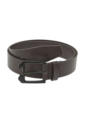 Donkerbruine opgerolde lederen riem met een matzwarte rechthoekige metalen gesp en een gestikte lus op een witte achtergrond.