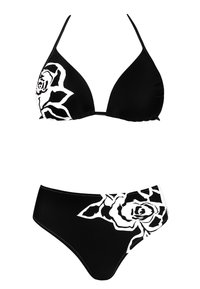 Czarny strój kąpielowy składający się z trójkątnego topu i spodenek z wysokim stanem, ozdobiony dużym białym wzorem kwiatowym po jednej stronie. Gładka tekstura.