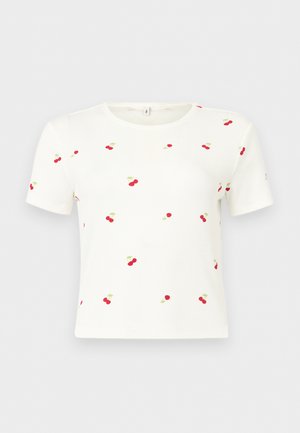 Biała krótka koszula z krótkim rękawem, obcięta u dołu, z drobnym wzorem czerwonych wiśni i zielonych liści rozrzuconych po tkaninie.