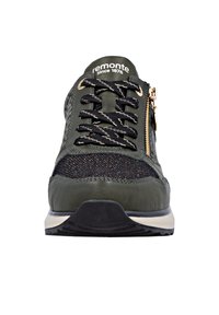 Sneaker vert olive avec une tige en cuir et mesh, accents dorés, lacets noirs et une fermeture éclair sur le côté. Présente une finition texturée et une semelle noire.