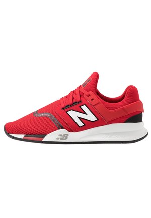 Zapatilla deportiva New Balance roja con logotipo blanco y negro, parte superior de malla transpirable y suela blanca acolchada con suela exterior negra.