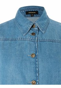 Hellblaues Denim-Hemd mit Knopfleiste, klassischem Kragen, vier goldenen Knopfverschlüssen und subtilen Nähten. Die angegebene Größe ist 36.