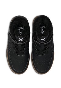 Sorte sneakers med tekstureret syntetisk overdel, polstret krave og snørebåndsdesign. Har en gummi sål og perforeret tå.