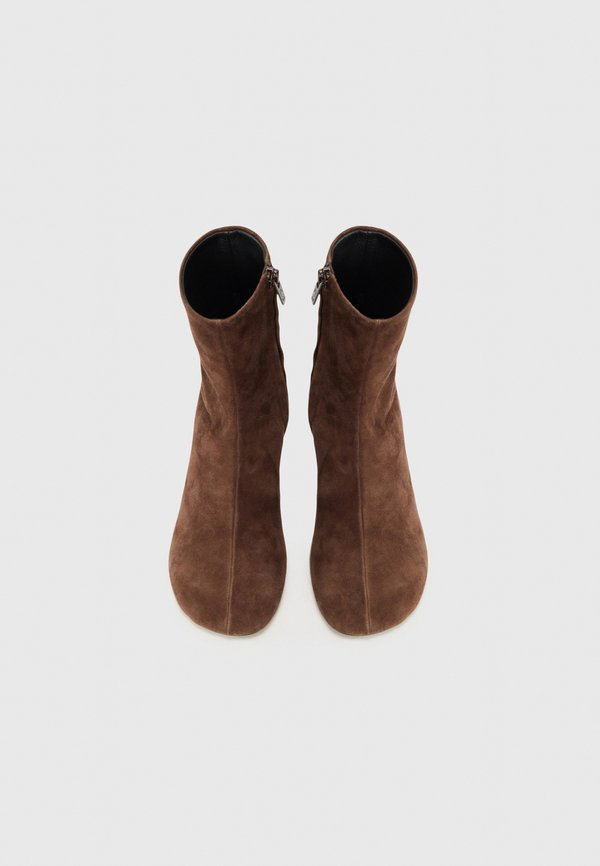 GLOVE - Classic ankle boots - chocolate3