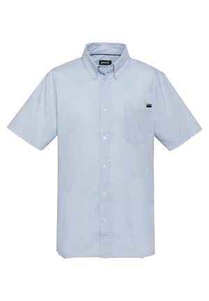 Hellblaues, kurzärmeliges Hemd mit Knopfleiste, Brusttasche und Button-Down-Kragen, mit einem kleinen schwarzen Markenetikett auf der Tasche.