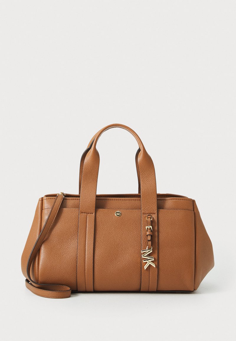 Borsa a mano in pelle marrone con doppi manici superiori, tracolla rimovibile e dettagli in hardware dorato. Presenta una superficie testurizzata e un dettaglio del logo.