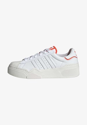 Biały niski sneaker z trzema przeszywanymi paskami, teksturowaną podeszwą i pomarańczowymi akcentami na pięcie i języku.