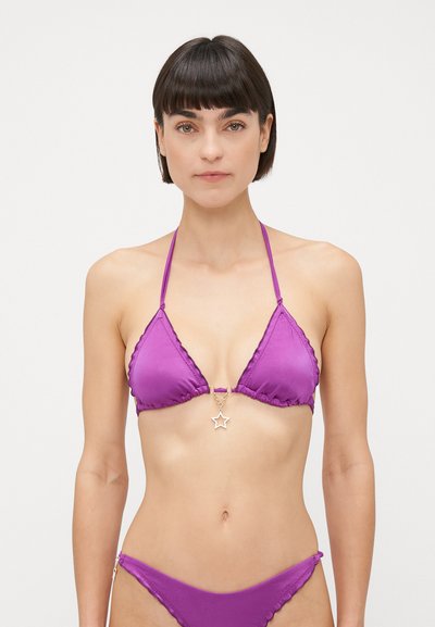 Fioletowy zestaw bikini z trójkątnym stanikiem z falbaniastymi brzegami i zawieszką w kształcie gwiazdy na środku, w komplecie z pasującymi majtkami.