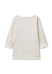 Blusa de color beige claro con mangas de tres cuartos, que presenta un dobladillo de encaje ondulado en la parte inferior y los puños, hecha de una tela suave.
