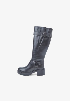 Czarne skórzane botki do kolan z grubym obcasem, z akcentami w postaci klamr oraz teksturowanym wykończeniem cholewki.