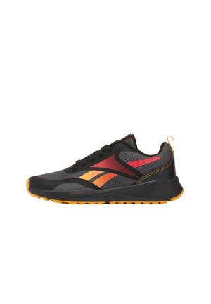 Zapato deportivo negro y gris con detalles en naranja y rojo, suela naranja, cordones negros y costuras amarillas en el talón y la entresuela.
